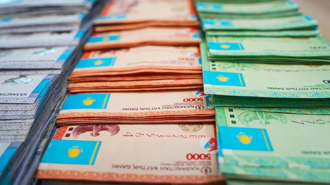 Купюры тенге на столе