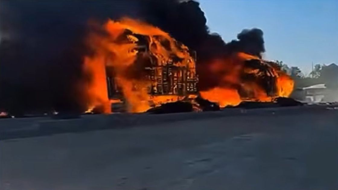 Шымкенттегі өртке оранған жүк көлігі