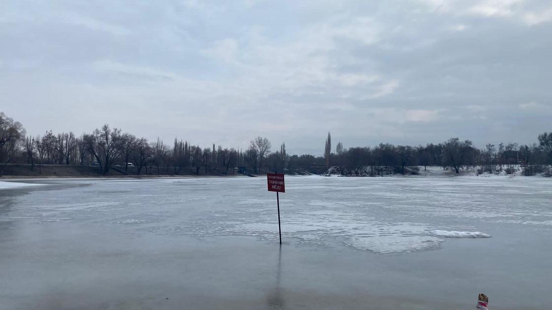 Тонкий лед на реке
