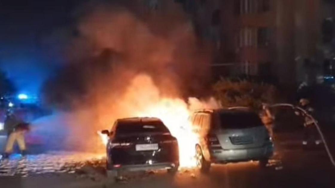 Пожарные тушат загоревшиеся автомобили
