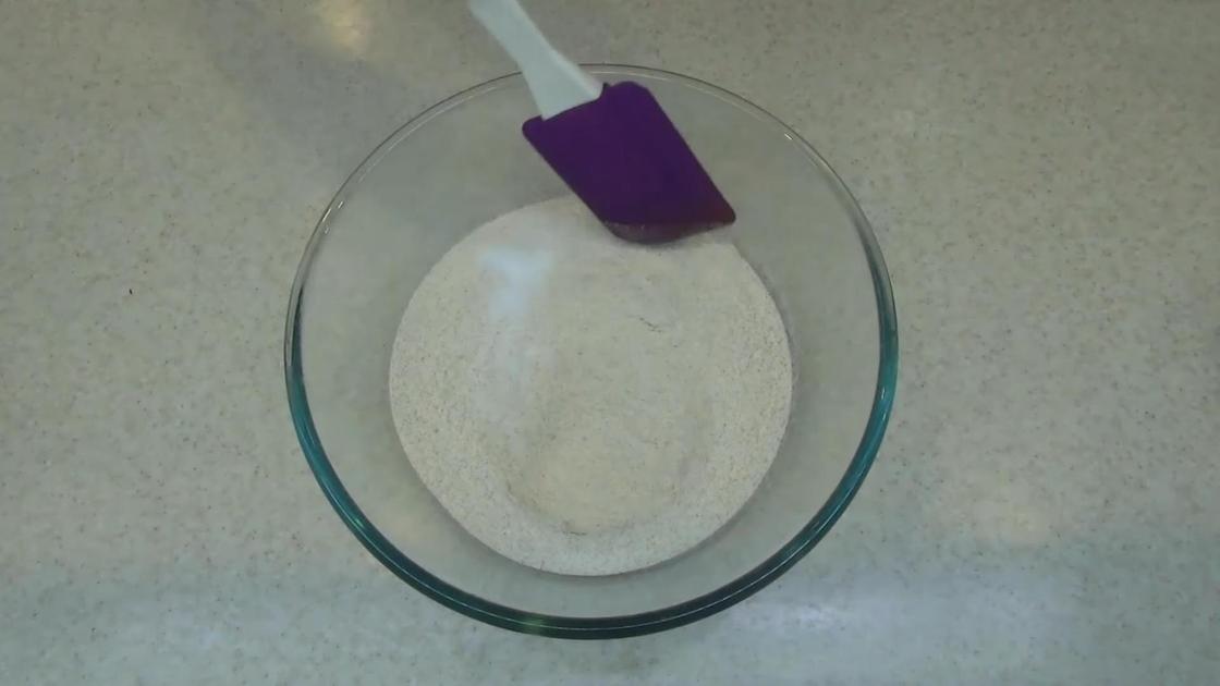 Смешивание в миске сухих ингредиентов: муки, соли, соды