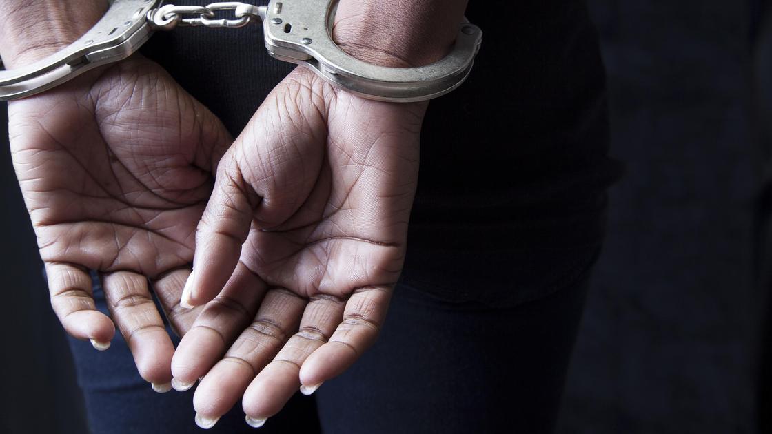 Руки женщины, закованные в наручники за спиной