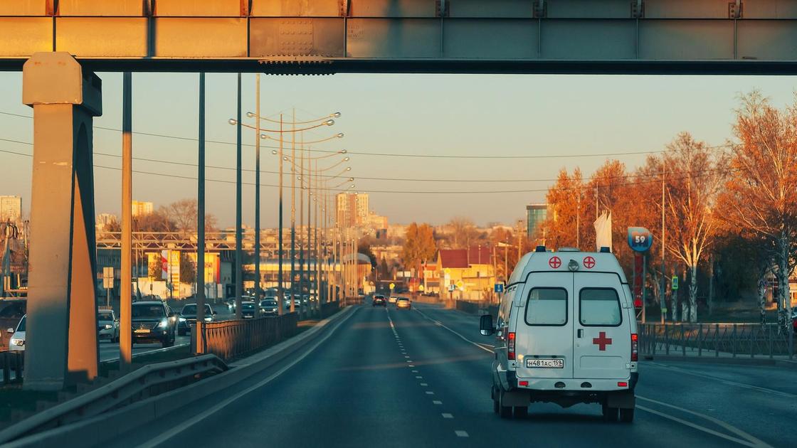 Скорая помощь едет по дороге Скорая помощь едет по дороге