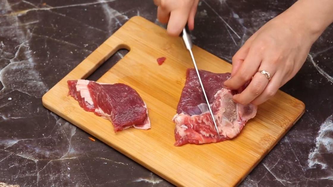 Мясо, нож, доска