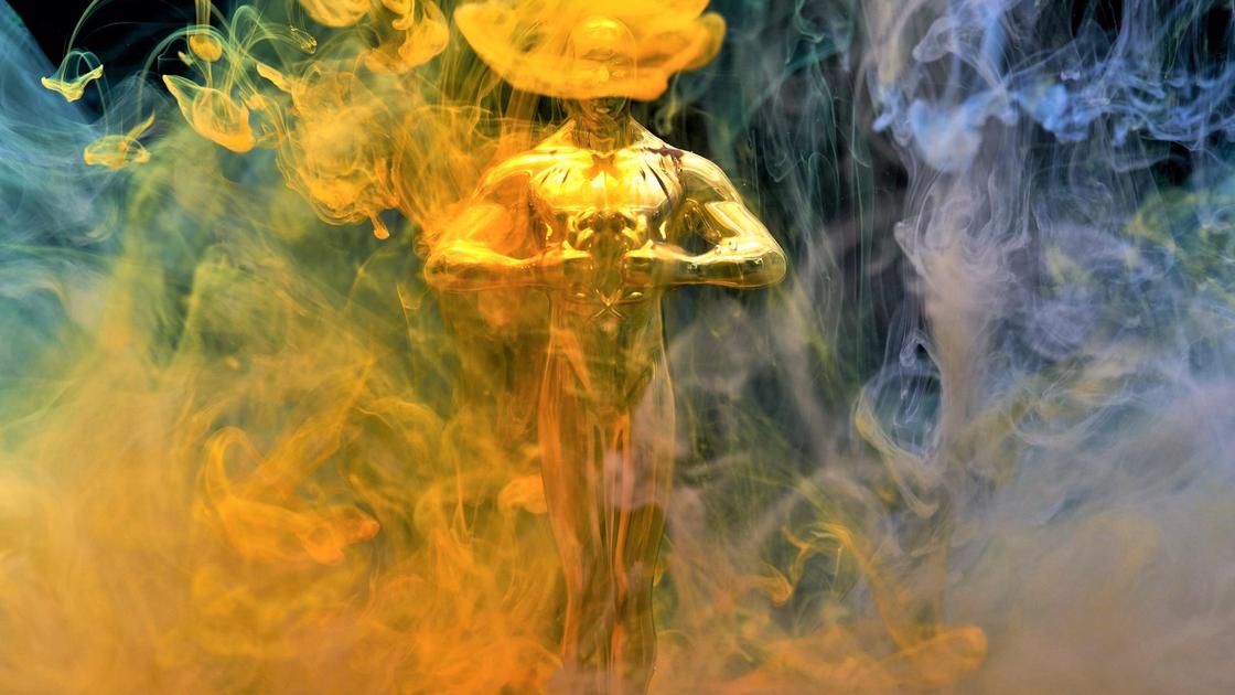 Статуэтка «Оскар» в цветной дымке