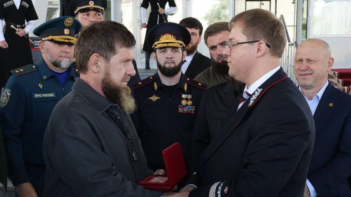 Вручение знака Рамзану Кадырову
