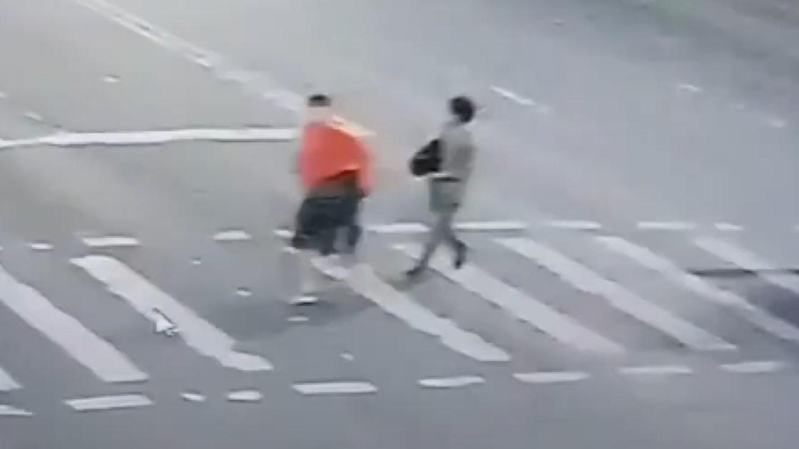Двое подозреваемых перебегают дорогу