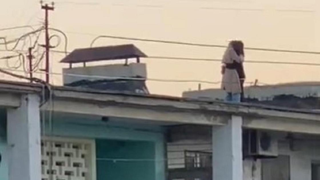 Влюбленные на крыше дома в Актау