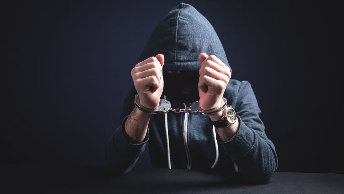 Мужчина в наручниках