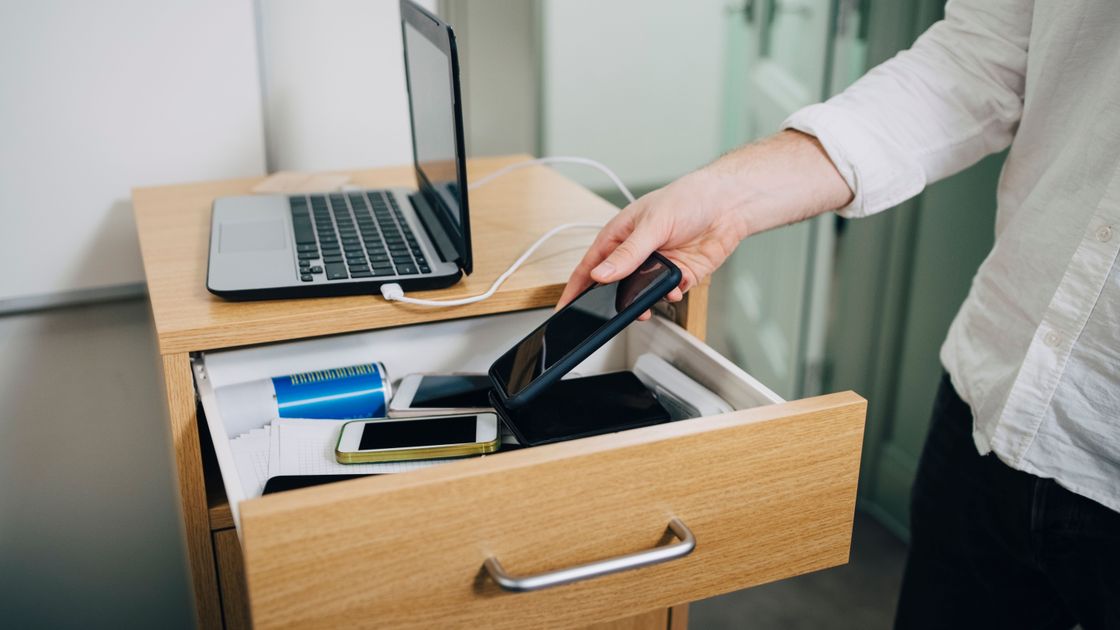 телефон в школе