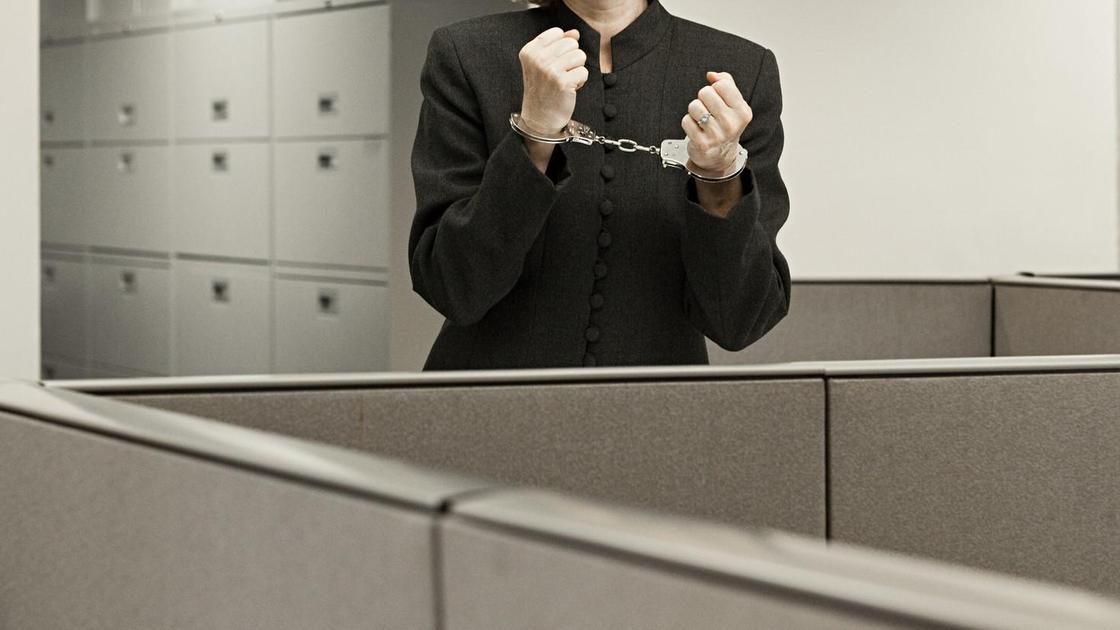 Женщина в наручниках