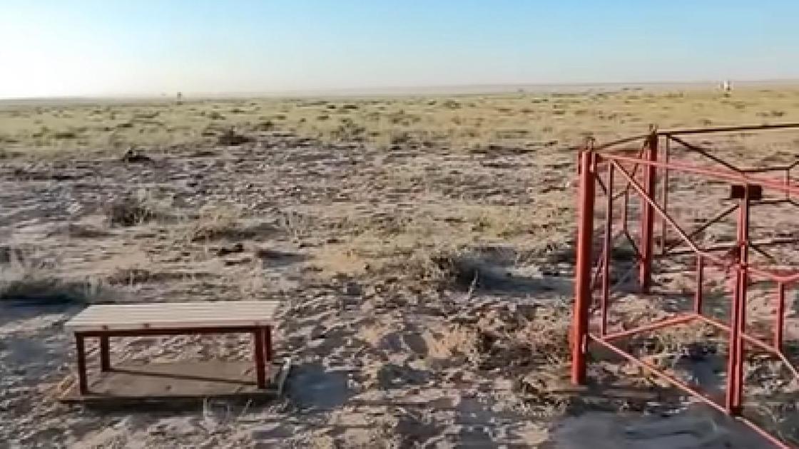 Лавочка и ограждение на месте авиакатастрофы под Актау