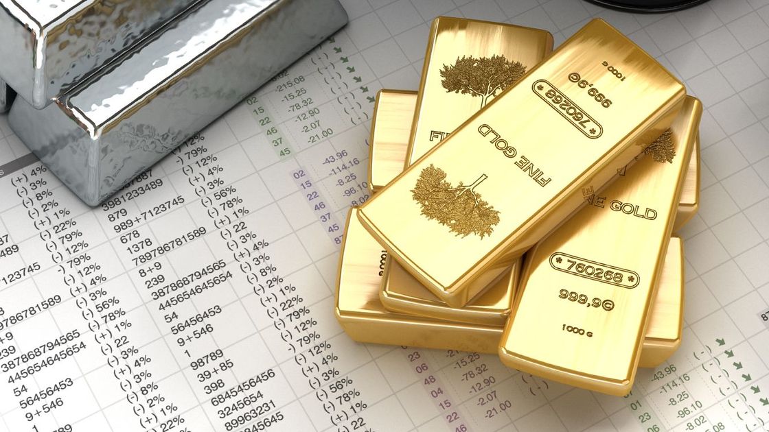 Золотые и серебряные слитки лежат на документах