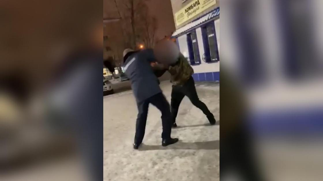 Пьяный мужчина сбивает с полицейского шапку