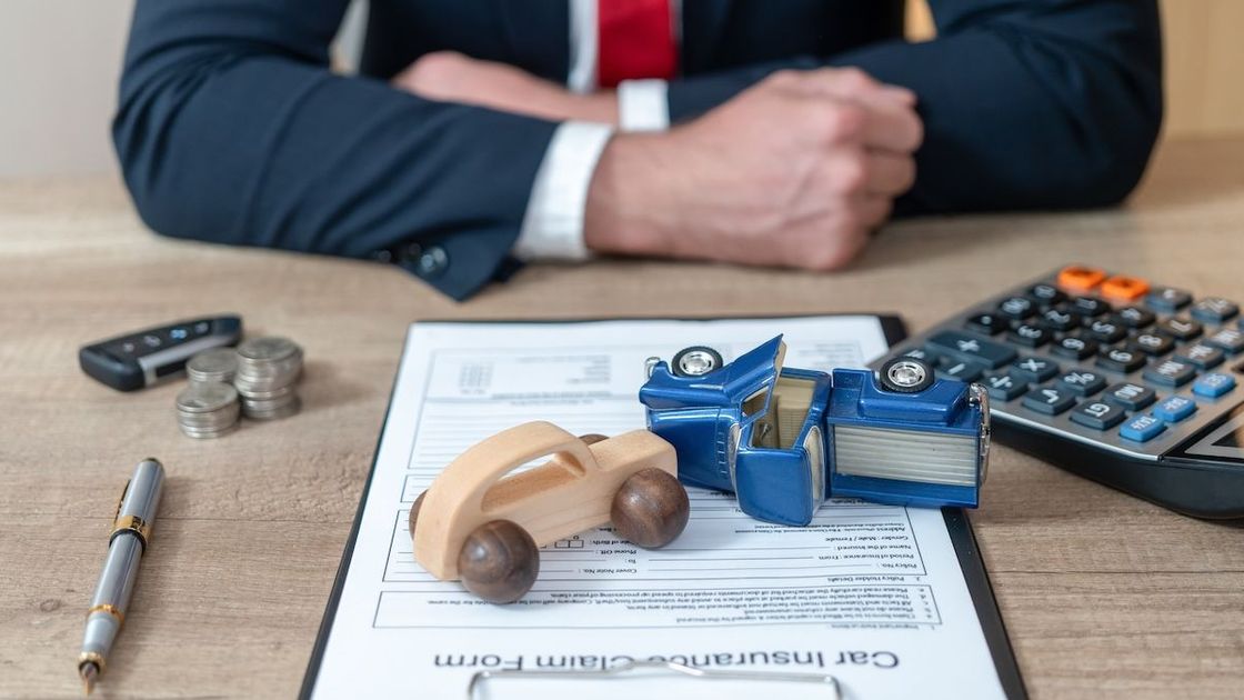 Договор и фигурки авто