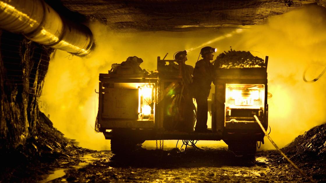 Работники в шахте