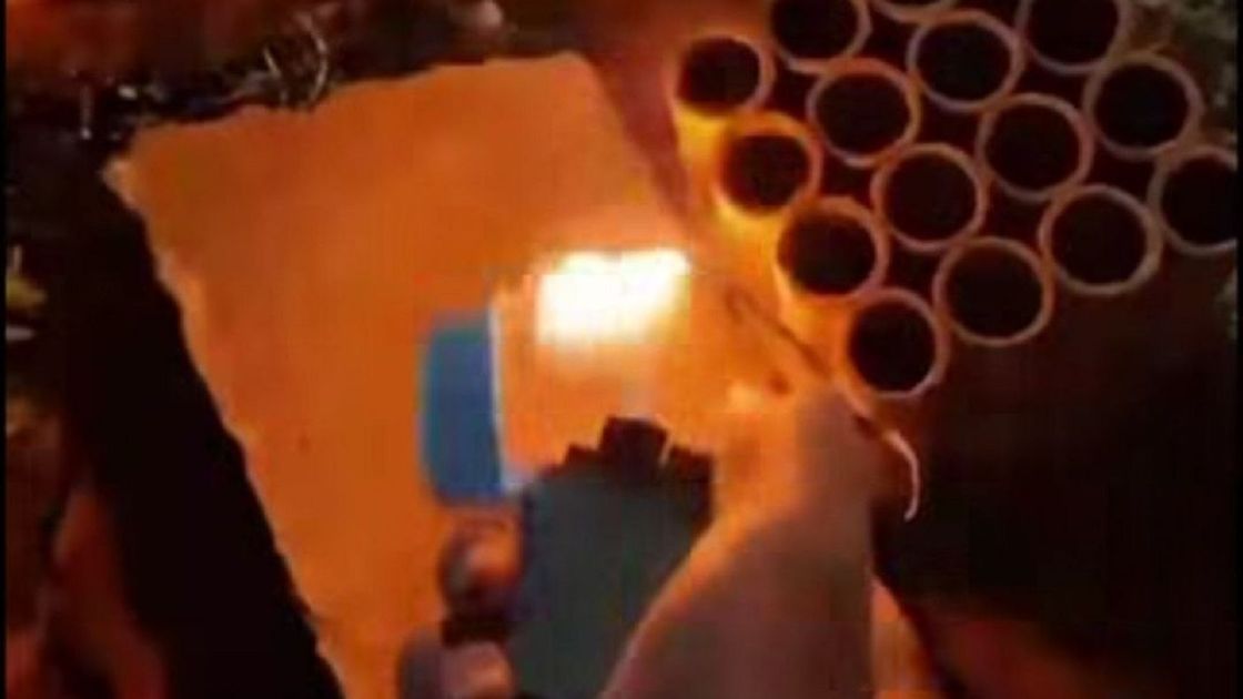 Зажигает салют