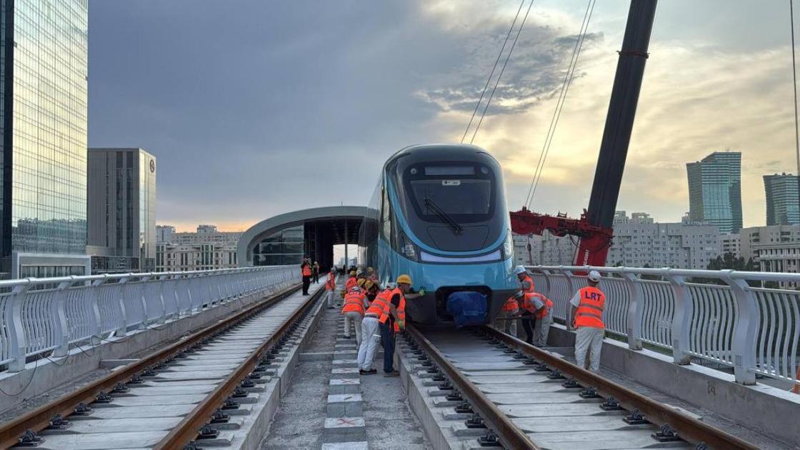 Вагоны LRT устанавливают на станции