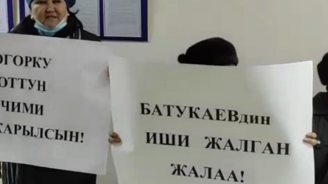 Митингующие с плакатами