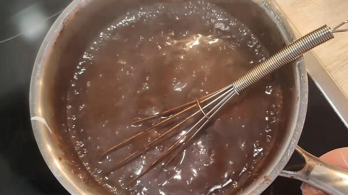 Закипание заварного шоколадного крема на сметане в сотейнике
