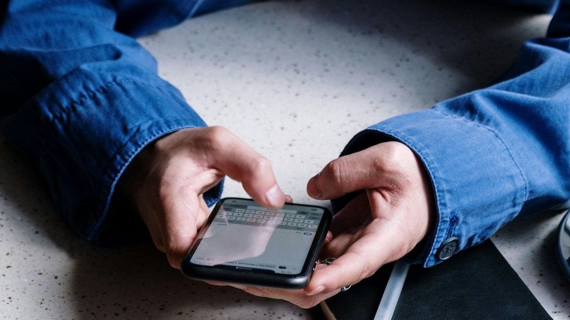 Парень с телефоном