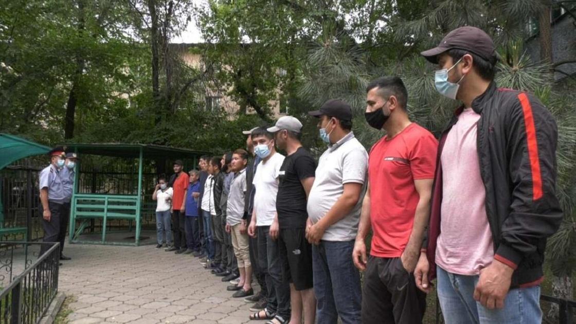 Полицейские ведет разговор с люддьми Полицейские ведет разговор с люддьми