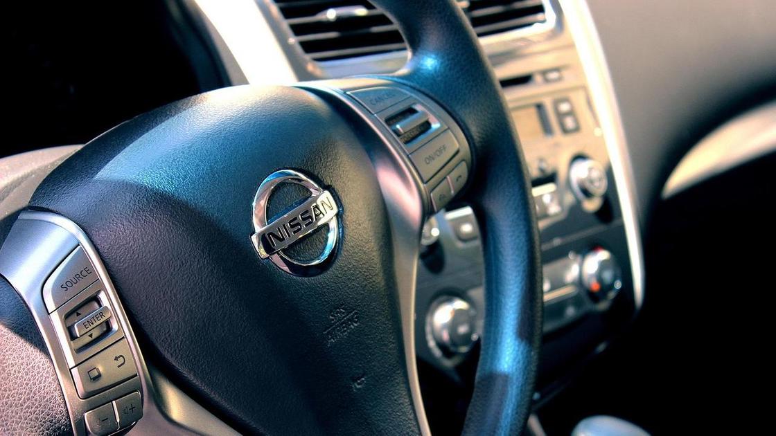 Автомобиль Nissan