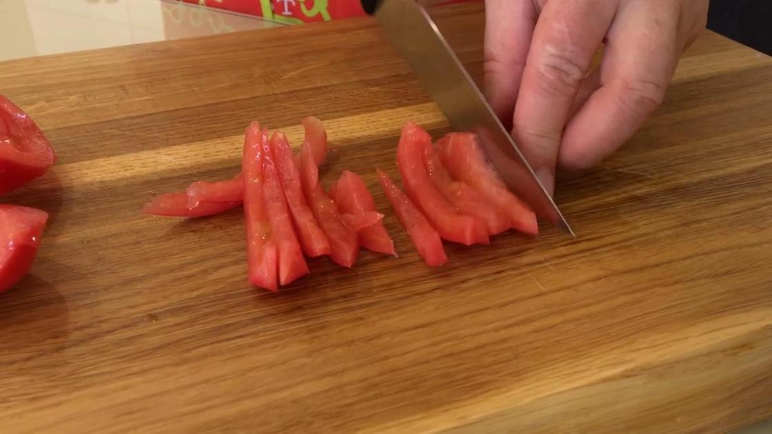 Нарезка помидоров для салата