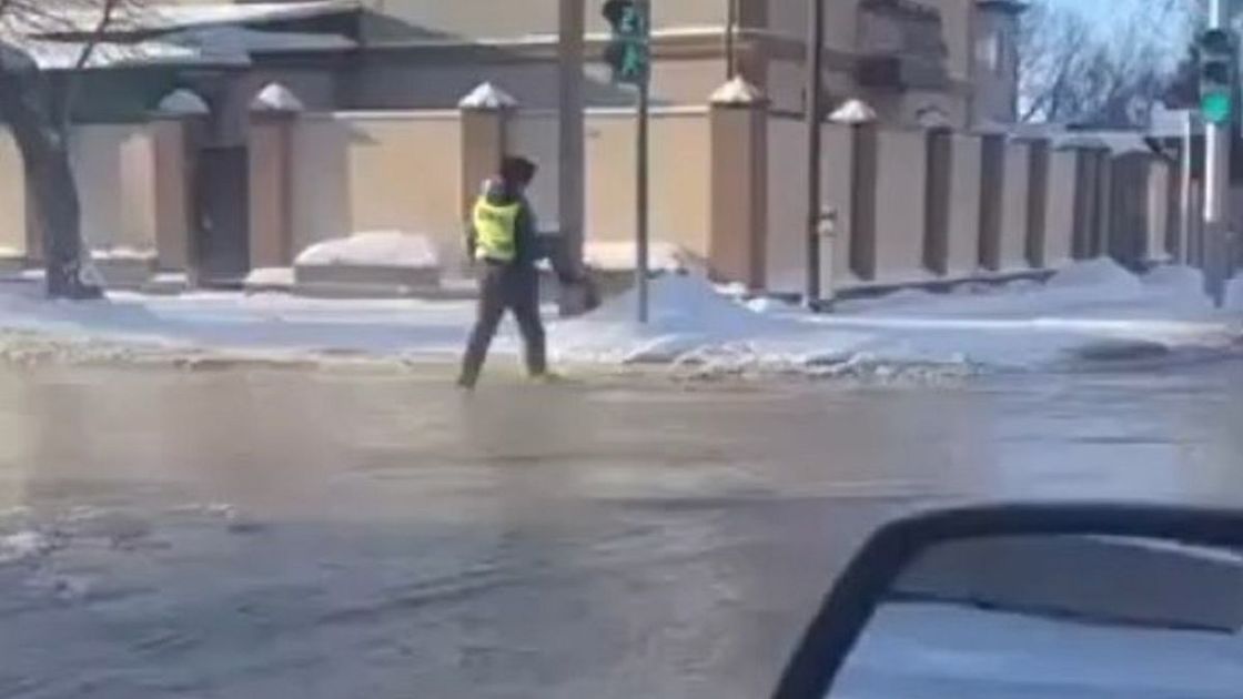 Полицейский с ребенком на руках в Павлодаре