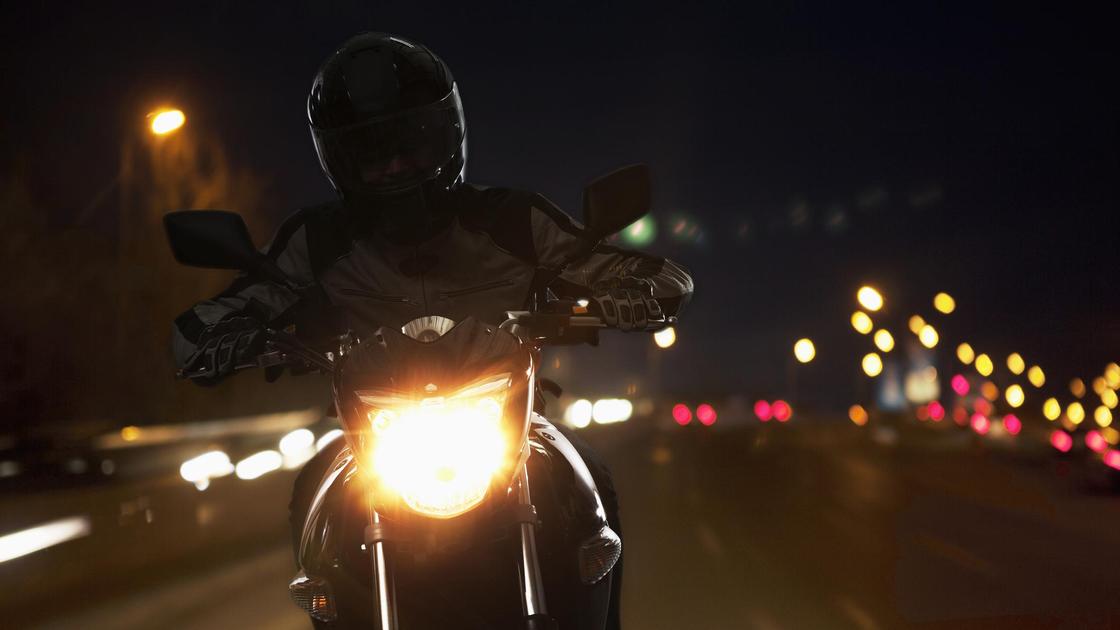 Мотоцикл ночью на улице