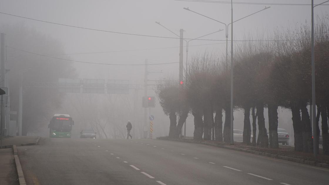 городская улица в тумане