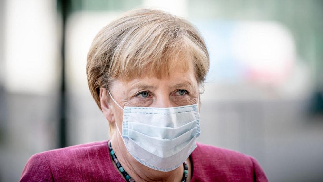 Ангела Меркель в медицинской маске