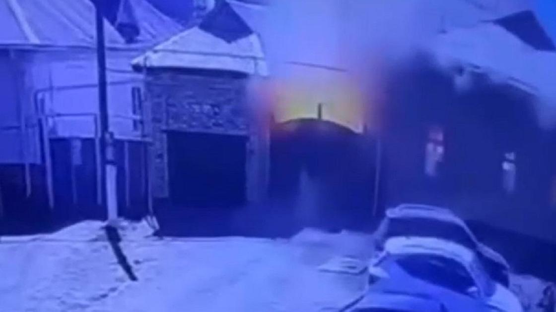 Момент взрыва в доме в Кызылорде