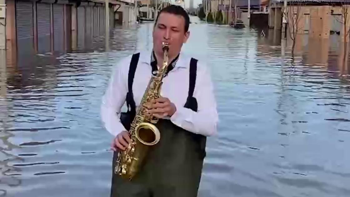 Мужчина играет на саксофоне