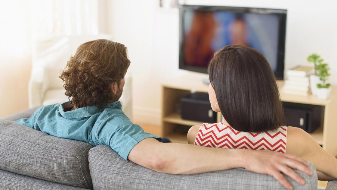 Мужчина и женщина дома