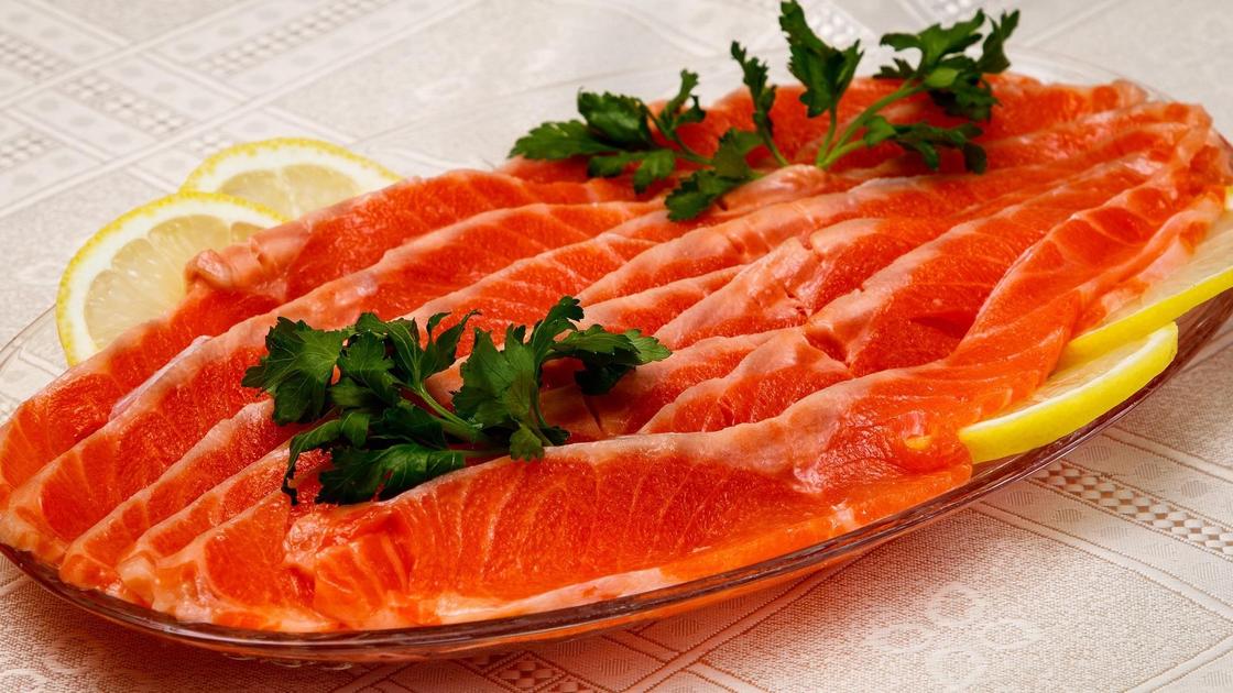 Нарезанная ломтиками соленая семга