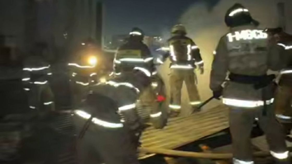 Пожарные тушат пожар