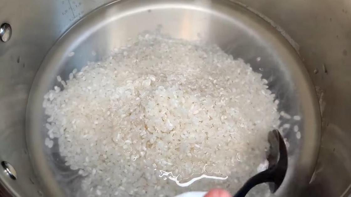 Рис добавлен в кастрюлю с горячей водой