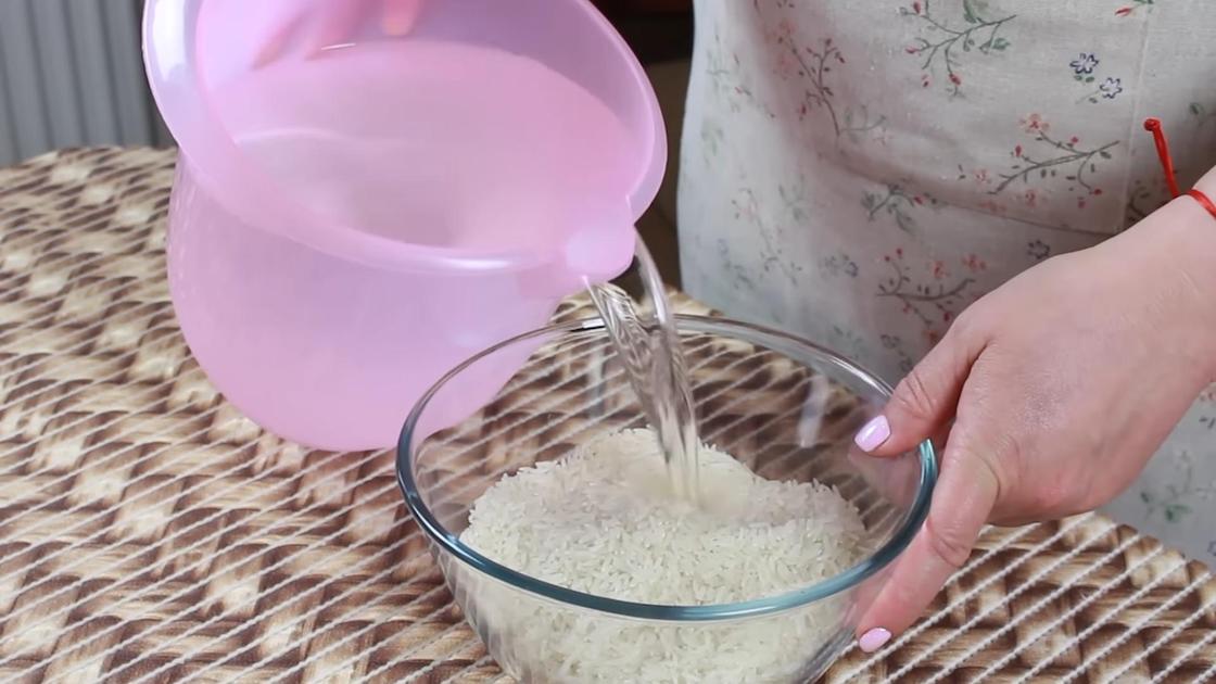 В чашу с рисом наливают воду