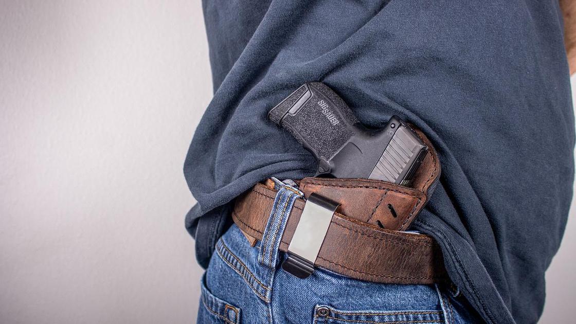 Оружие в кобуре на поясе