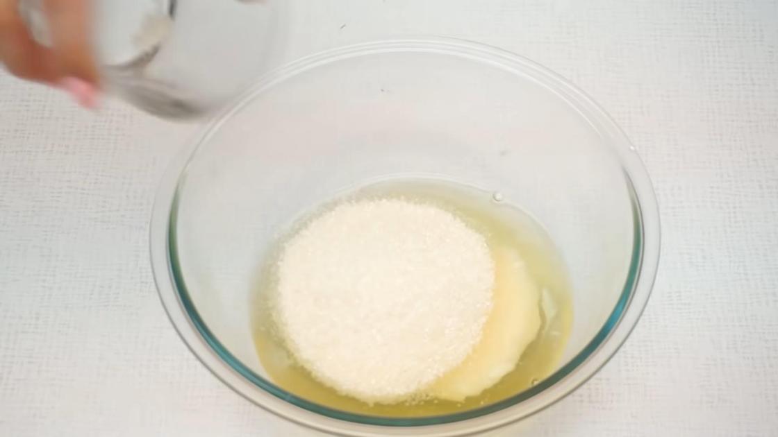 В стеклянную миску с белками добавляют сахар