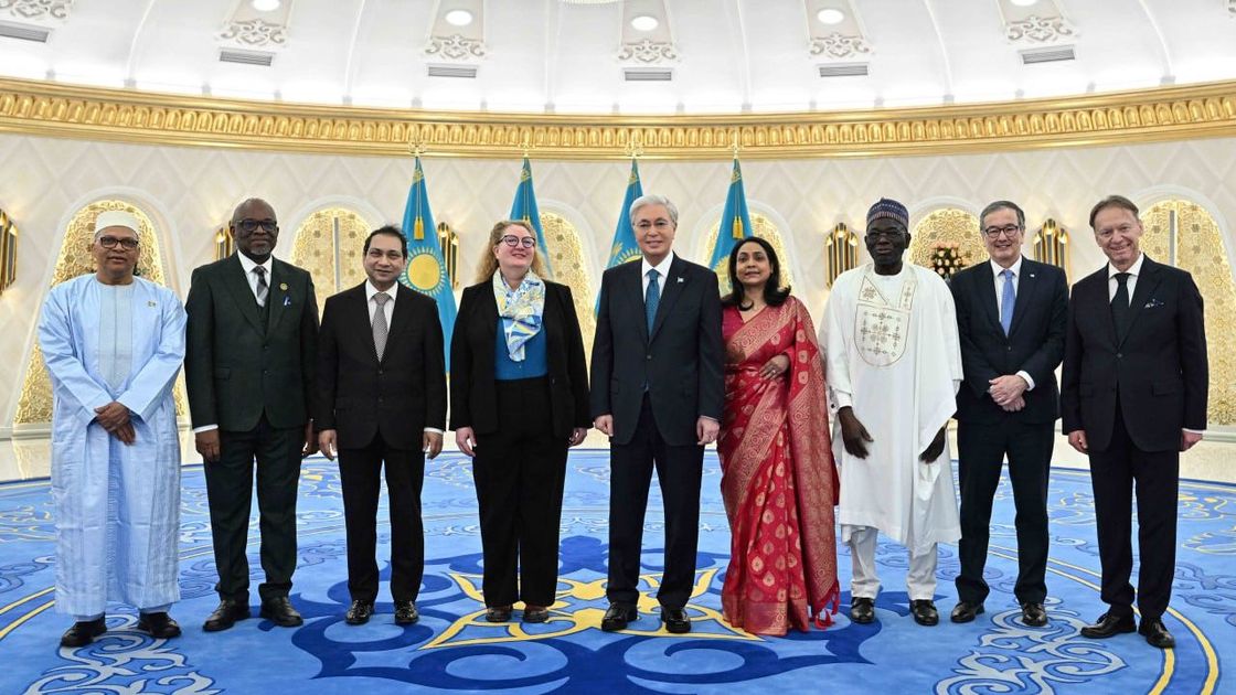 Қасым-Жомарт Тоқаев және сегіз мемлекеттің елшілері