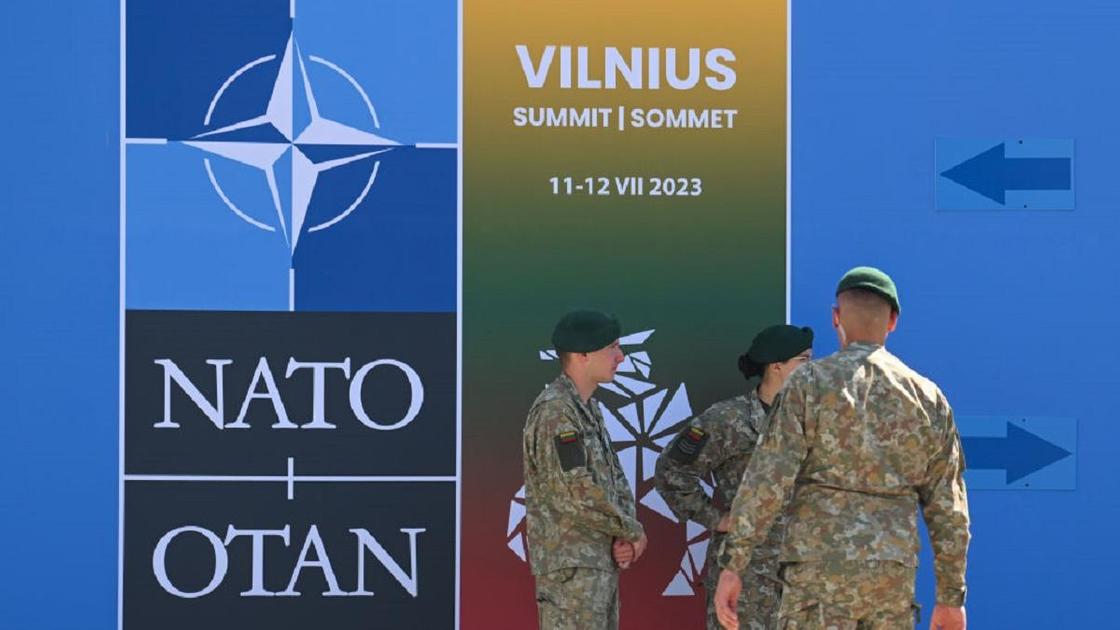 Военные возле логотипа НАТО на саммите в Вильнюсе