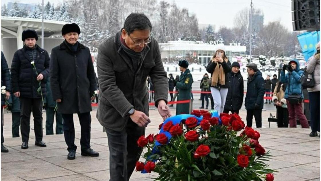 Ерболат Досаев Тәуелсіздік монументіне гүл қоюда