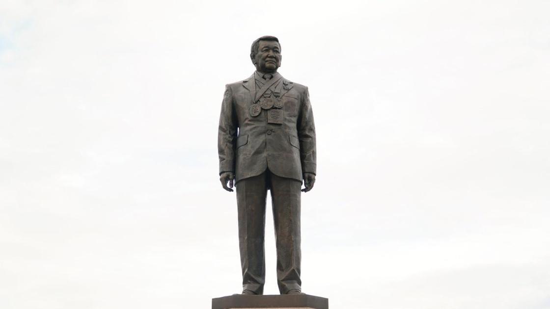 Памятник Жаксылыку Ушкемпирову