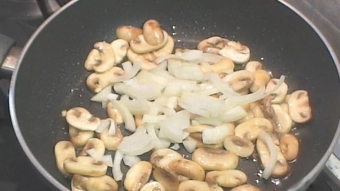 На сковороде обжариваются грибы с луком