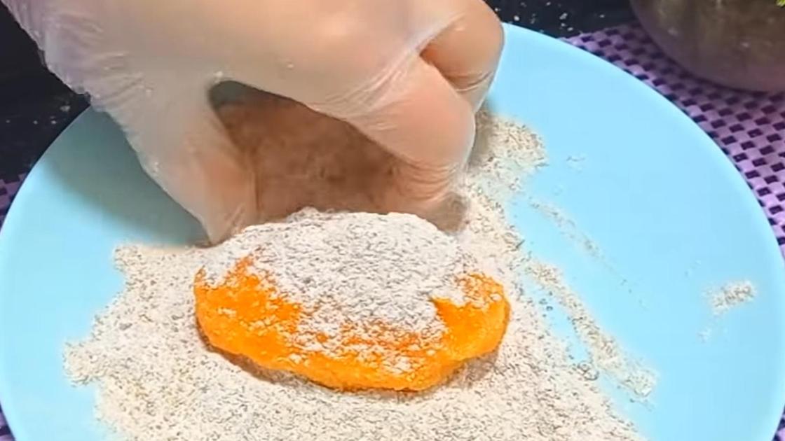 Морковную котлету обваливают в панировке из муки и сухарей