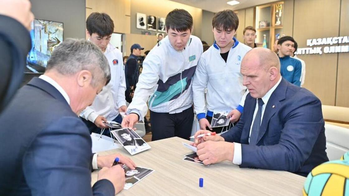 Даулет Турлыханов и Александр Карелин на встрече с борцами