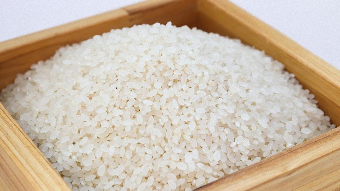 Рис насыпью в деревянной коробке