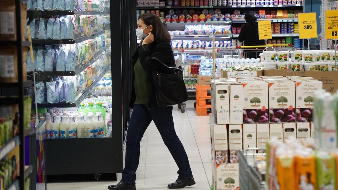 Женщина гуляет по супермаркету
